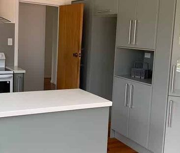 Spacious 3-Bedroom Home + Rumpus Room - Photo 2