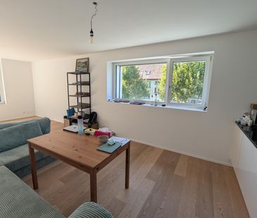 Helle 3.5-Zimmer-Wohnung mit Balkon & eigenem Waschturm, nahe See - Photo 2