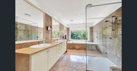 Impressive Executive Residence – Walk to the Beach! - Photo 5