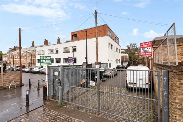 3 bedroom house in London - Photo 1