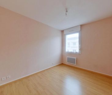 Location Appartement 4 pièces 81m² CHATELLERAULT 86100 - Photo 3