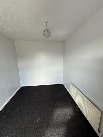 3 bedroom end of terrace house to rent - Photo 2