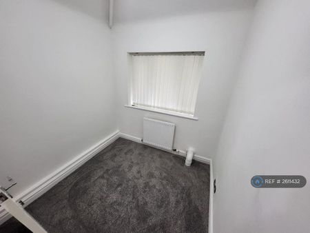 3 bedroom semi-detached house to rent - Photo 5