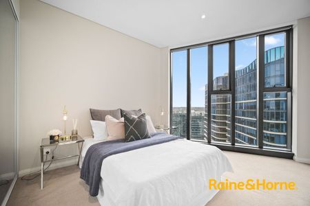 Luxurious Modern 2 Bedroom Apartment with 23rd Floor Picturesque Water Views - Photo 4