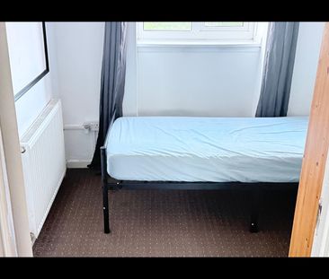 Room in a Shared House, Gower House, IG11 - Photo 1