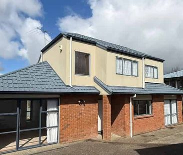 Sun-Filled 3 Bedroom Home + Study - Top School Zone - Photo 2