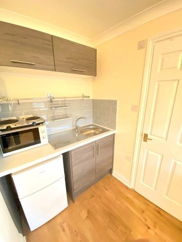 Bedsit, Canada Water Station, SE16 - Photo 5