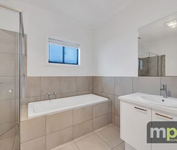 Modern 3 Bedroom Home - Photo 6