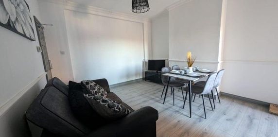 1 bedroom in a house share to rent - Photo 2
