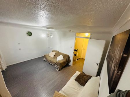 2 Bed Terraced House, Lyneham Walk, E5 - Photo 4