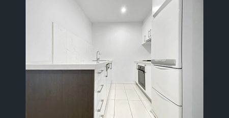 Centrally located apartment in a boutique building - Photo 3