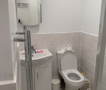 3 Bed Flat, Knighthead Point, E14 - Photo 3