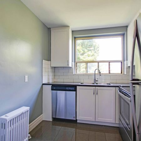 Crown Hill Place Apartments - Photo 3