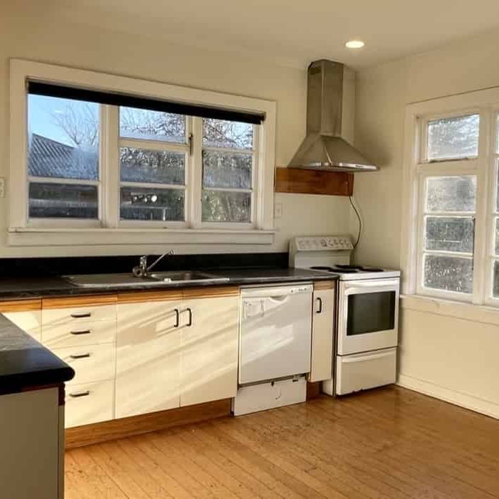 **4 Bedroom and 1x Bathroom House** - Photo 1