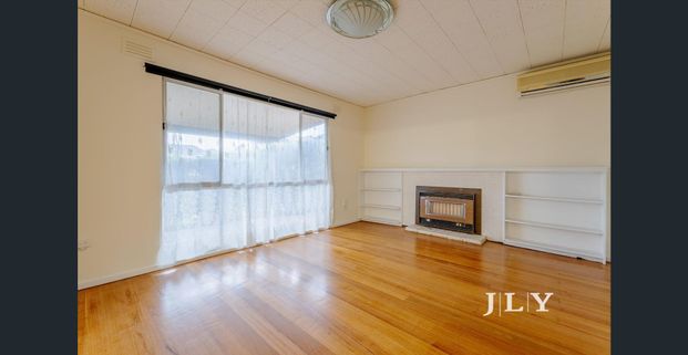 Stylish & Renovated Three-Bedroom Home Next to the Park - Photo 1