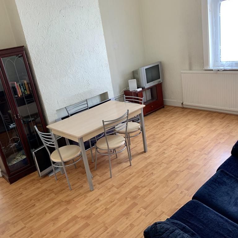 6 bedroom semi-detached house to rent - Photo 1