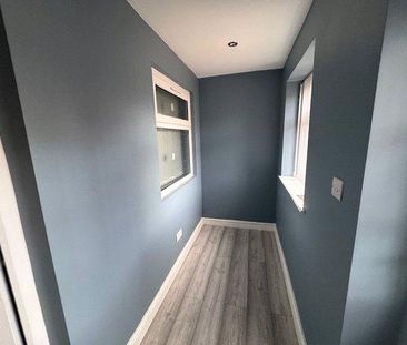 4 bedroom semi-detached house to rent - Photo 3