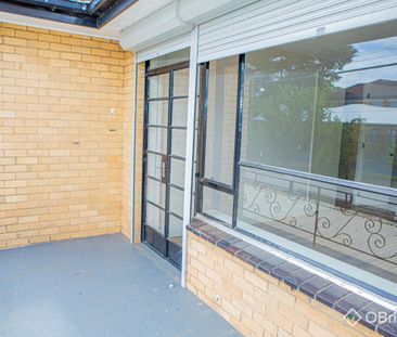 TOP FLOOR APARTMENT! - Photo 5