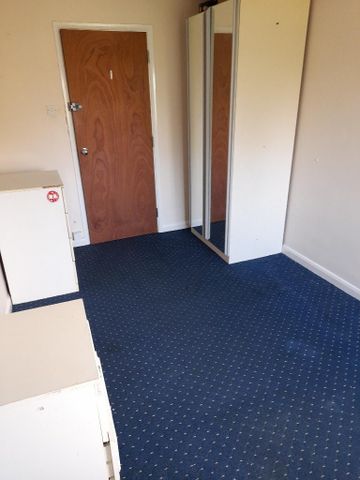 1 bedroom in a flat share to rent - Photo 5