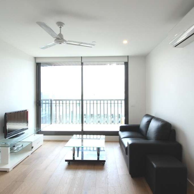 Modern Comfort Awaits: Furnished 2BR Apartment with Parking in North Melbourne! - Photo 1
