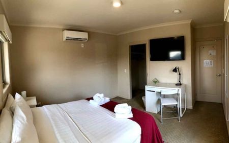 Room 6 (Ensuite) - Photo 3