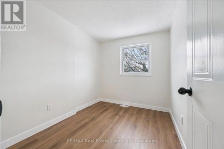 896 ELGIN STREET N - Photo 4