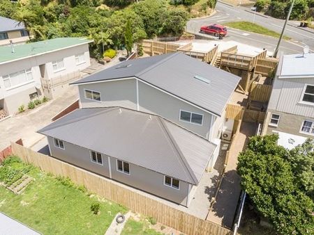 Chic 3BR New Build in Tawa! - Photo 5