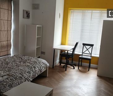 Room for rent in 4-bedroom house in Rathcoole, Dublin - Photo 5
