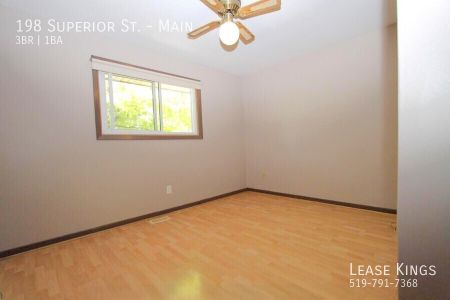 Fresh Main Floor Unit in Desirable LaSalle Neighborhood! - Photo 3