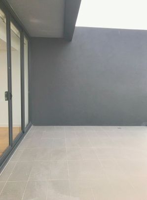 Penthouse With Spectacular Waterview !! - Photo 1