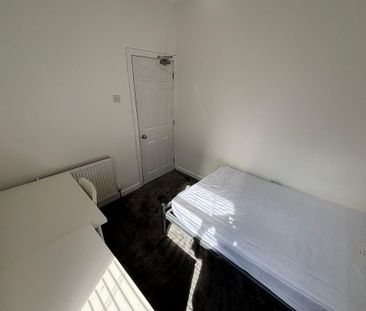 4 bedroom terraced house to rent - Photo 3
