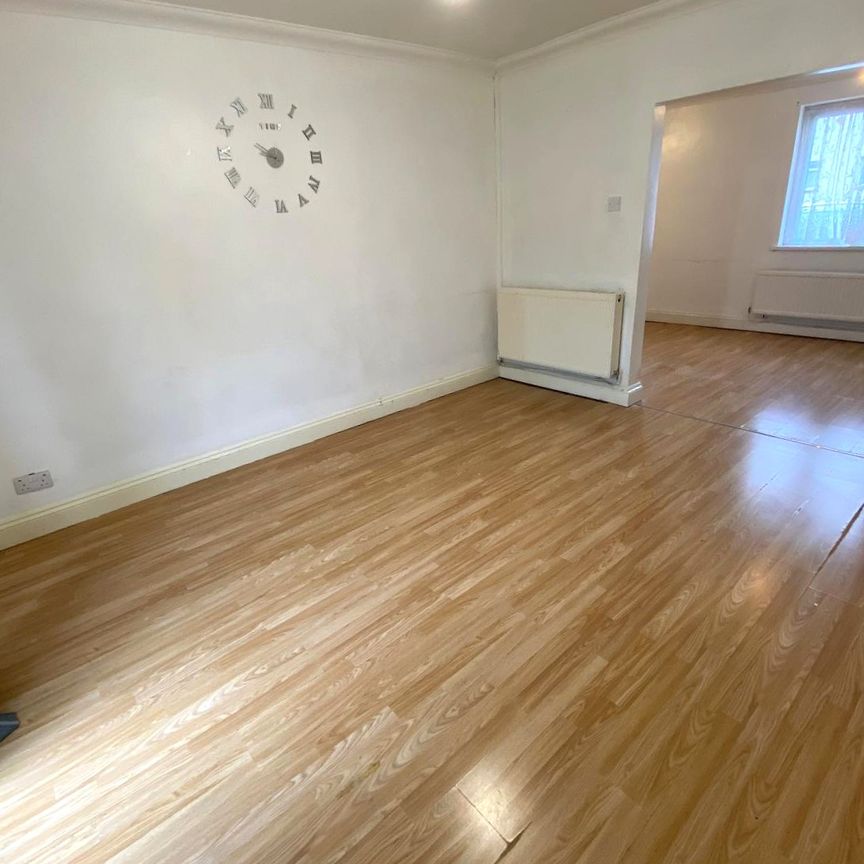 £1,300 PCM, Three Bedroom House with Off-Road Parking and Enclosed Garden in Highbury Road, Ely, Cardiff, CF5 4LS - Photo 1