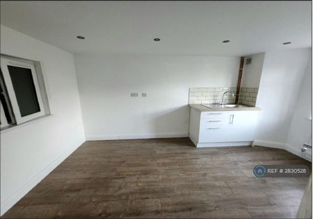 4 bedroom semi-detached house to rent - Photo 5