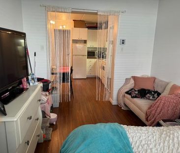 CHARMANT 2 1/2 rénové - piscines - gym - LIBRE - Photo 4