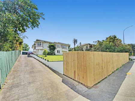 MOUNT EDEN - Stunning Family Home in Mt Eden - Photo 4