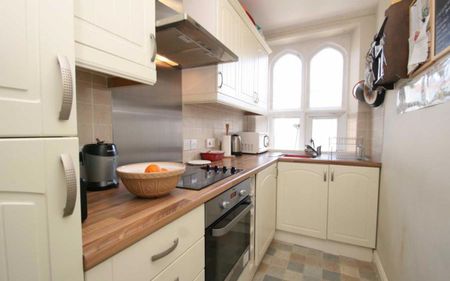 An unfurnished one bedroom flat in the impressive Barstaple House overlooking peaceful communal gardens. **Video tour available** - Photo 5