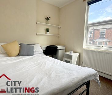 5 Bedroom Mid Terraced House - Photo 4