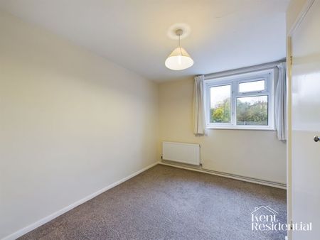 2 bed flat to rent in Kings Road, Chatham, ME5 - Photo 2