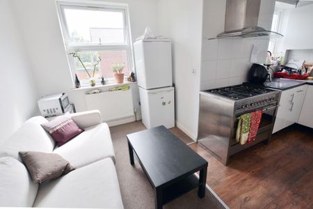 1 bedroom in a house share to rent - Photo 3