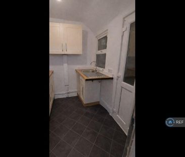 3 bedroom end of terrace house to rent - Photo 2