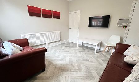 Newly renovated 5 Bedroom House - Photo 2