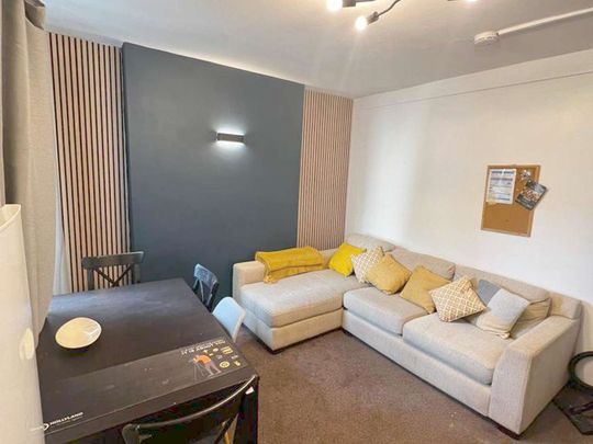 Modern House in Treforest Room 4 - Photo 1