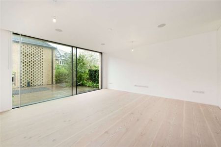 Stunning modern 5 bedroom house located in an award winning development with off street parking and communal gardens. - Photo 3