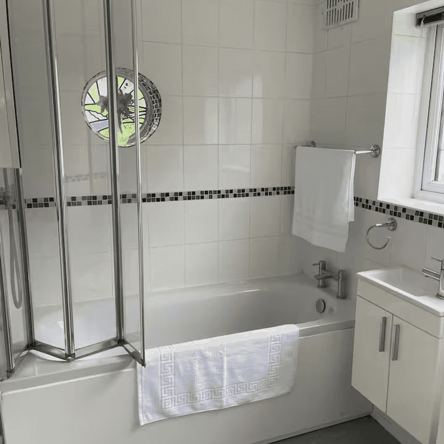 Ramsay Gardens, Romford, RM3 - Photo 1