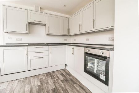 1 bedroom in a house share to rent - Photo 2