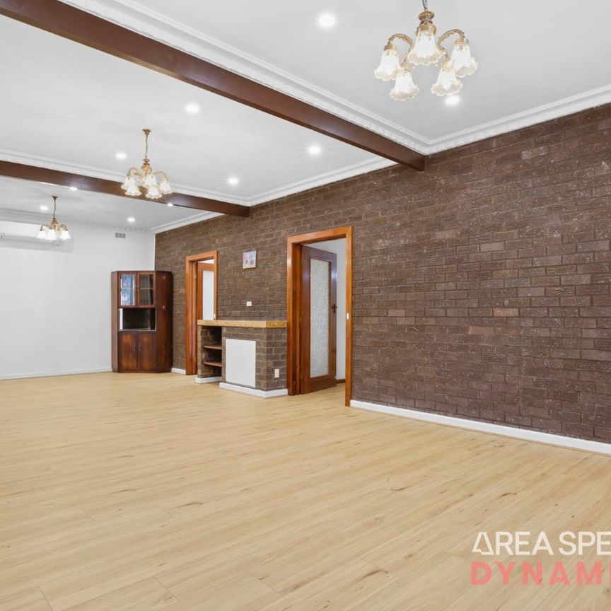 Freshly Renovated Spacious Family Home! - Photo 1