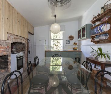 Charming Victorian, fully furnished home - in Prime Schools Precinct! - Photo 5