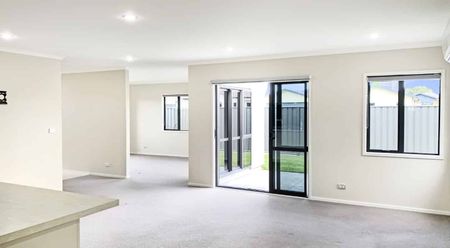 4 BEDROOM - FRIMLEY - Photo 3