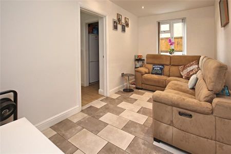 3 bedroom end of terrace house to rent - Photo 2