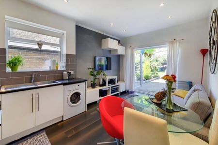 3 Bed Flat, Lysia Street, SW6 - Photo 2
